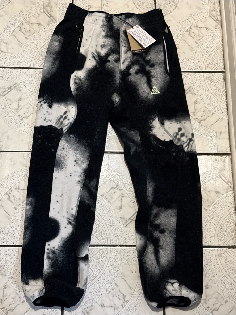 New Nike ACG Wolf Tree Fleece Pants Black White Men’s Size Small IB3699-060
